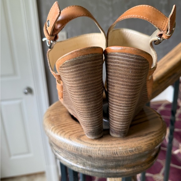 Coach Jazlyn Vachetta Wedge Tan Size 9 B. Very good condition. - Picture 4 of 15